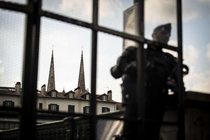 Policía vigila en un edificio de Baiona, durante la cumbre del G7. (Guillaume FAUVEAU)