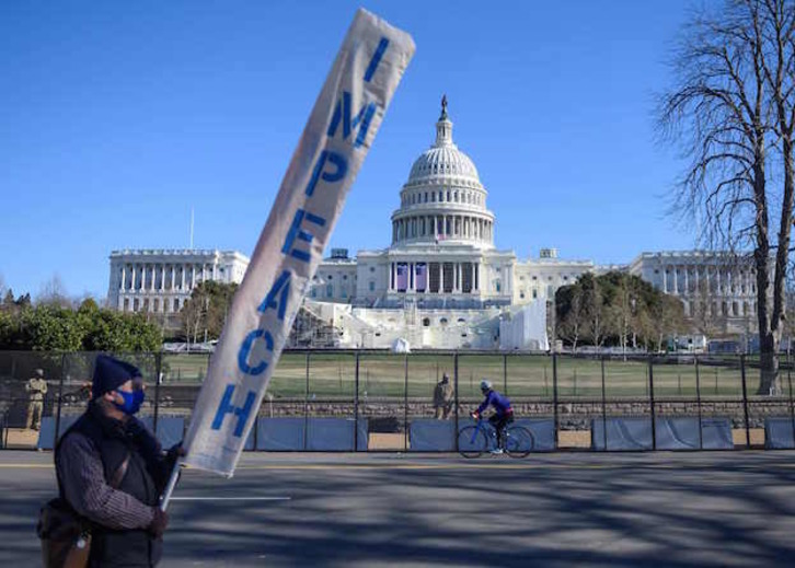 Protesta contra Trump frente al Capitolio. (Andrew CABALLERO-REYNOLDS/AFP)