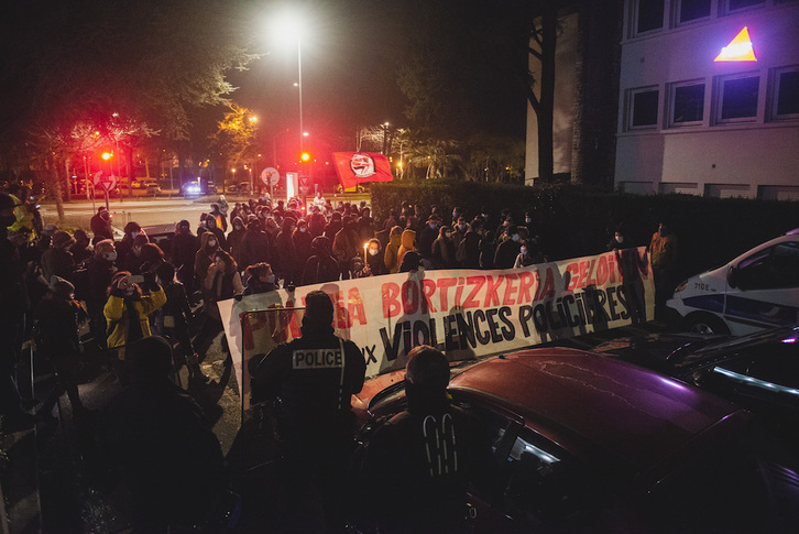 Varias decenas de personas se concentraron anoche en las inmediaciones de la comisaría, en Baiona. (Guillaume FAUVEAU)