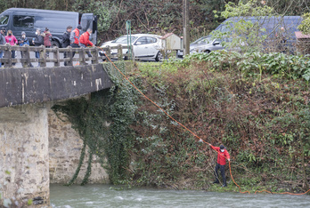 Agentes de la Ertzaintza trabajan en la zona en la que se halló el cadáver. (Gorka RUBIO / FOKU)