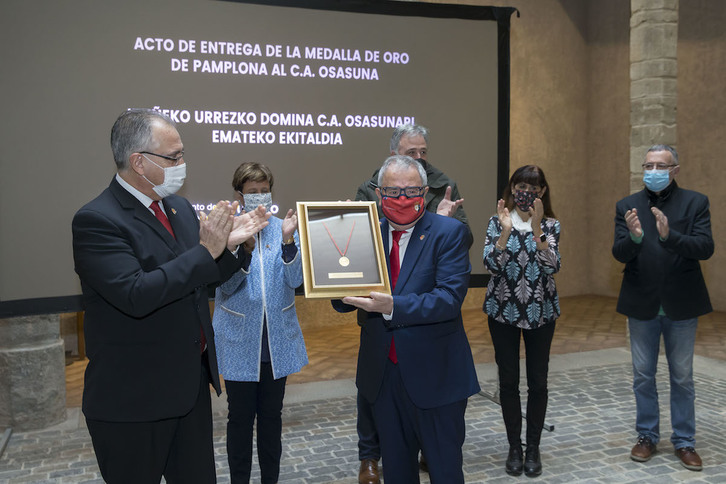 Momento de la entrega de la Medalla de Oro de Iruñea al club rojillo, acto al que fue vetada por Maya la presencia de Osasunaren Memoria. (AYUNTAMIENTO DE IRUÑEA)