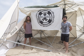 Los socorristas despedidos llevaron a cabo una protesta en la playa de Zurriola. (Gorka RUBIO / FOKU)