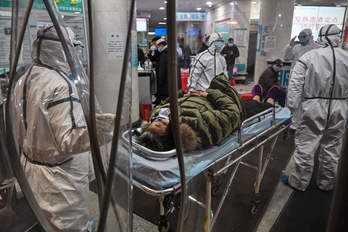 Traslado a un paciente el 25 de enero en el hospital de la Cruz Roja de Wuhan. (Hector RETAMAL/FOKU)