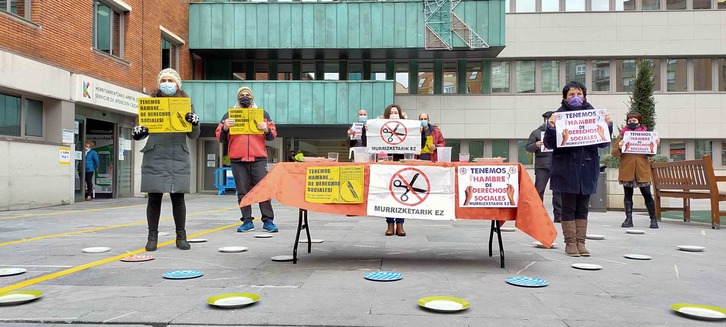 Activistas de Berri Otxoak han mostrado carteles con el lema 'Tenemos hambre de derechos sociales'.