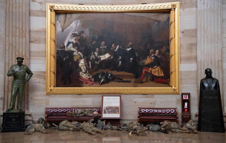 Miembros de la Guardia Nacional descansan en la Rotonda del Capitolio. (Saul LOEB/AFP)