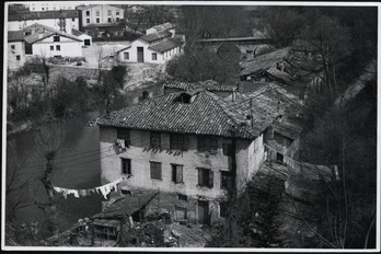 El barrio de Curtidores, con todas sus viviendas a orillas del Arga y cuando todavía contaba con habitantes. (ARCHIVO MUNICIPAL DE IRUÑEA)