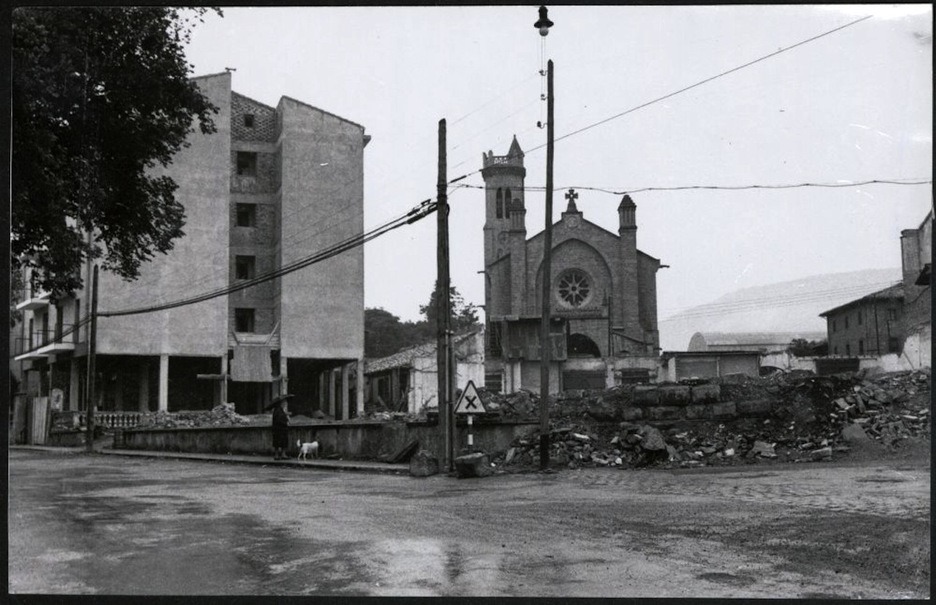 Obras en Arrotxapea, con la iglesia de San Salvador de fondo. (ARCHIVO MUNICIPAL DE IRUÑEA)