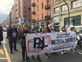 Manifestación en el barrio bilbaino de Errekalde demandando una línea de metro.