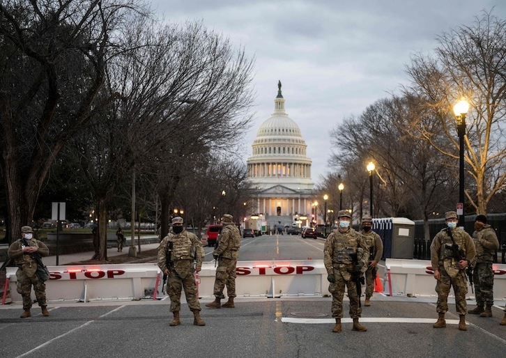 25.000 soldados de la Guardia Nacional vigilarán el Capitolio y las inmediaciones. (Andrew CABALLERO-REYNOLDS/AFP)