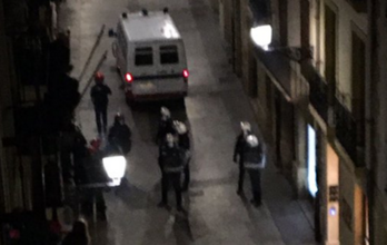 Imagen de la Ertzaintza durante su violenta irrupción en la Parte Vieja de Donostia.