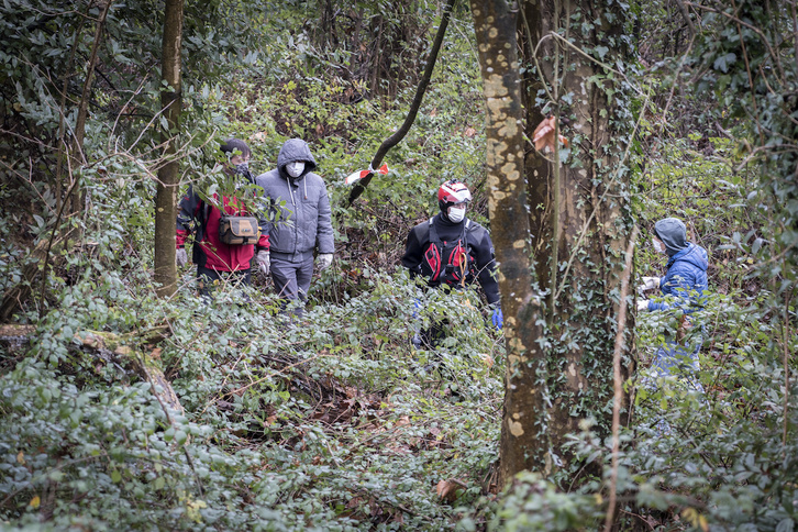 Agentes de la Ertzaintza, en el rastreo para buscar el cuerpo de Aintzane Pujana en Aizarnazabal. (Gorka RUBIO/FOKU)