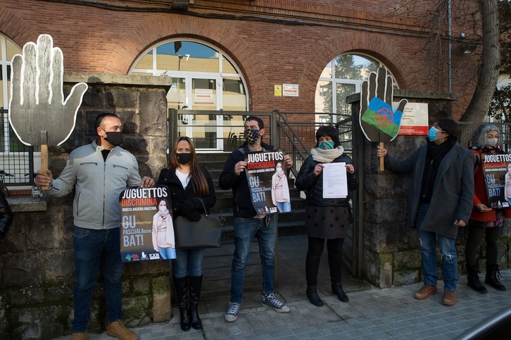 Concentración ante la sede del Departamento de Derechos Sociales del Gobierno navarro para denunciar la discriminación racial sufrida por una mujer gitana en una juguetería de Lizarra. (Iñigo URIZ/FOKU)