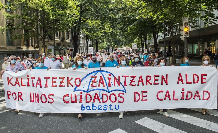 Integrantes en una manifestación demandando cuidados de calidad. (Marisol RAMIREZ/FOKU)