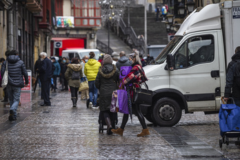 Gente caminando por las calles de Bilbo. (Aritz LOIOLA / FOKU)