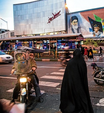 Un momento cotidiano en una de las avenidas de Teherán.