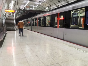 Una mujer junto a uno de los trenes de Metro Bilbao. (Marisol RAMIREZ/FOKU)