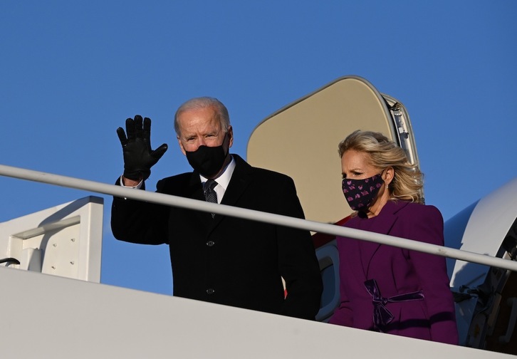 Biden y su esposa Jill, en un acto en Maryland pocas horas antes de tomar posesión como presidente de Estados Unidos. (Jim WATSON/AFP) 