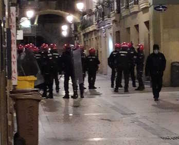 Ertzainas desplegados en la Parte Vieja de Donostia. (PIZTU DONOSTIA)