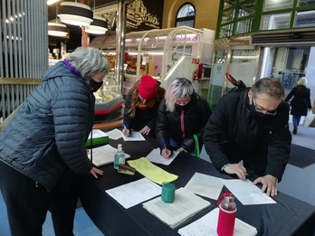 Recogida de firmas para que se cubran las plazas de pediatra en el Centro de Salud de Alde Zaharra de Iruñea. (AZ EKIMENA)