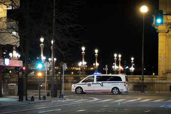 Un vehículo de la Ertzaintza, en el Boulevard de Donostia. (Gorka RUBIO / FOKU)