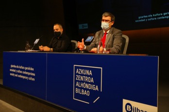 El alcalde de Bilbo, Juan Mari Aburto, y el Director de Azkuna Zentroa, Fernando Pérez, han presentado este viernes el balance de 2020, y la programación de 2021. (Aritz LOIOLA | FOKU)