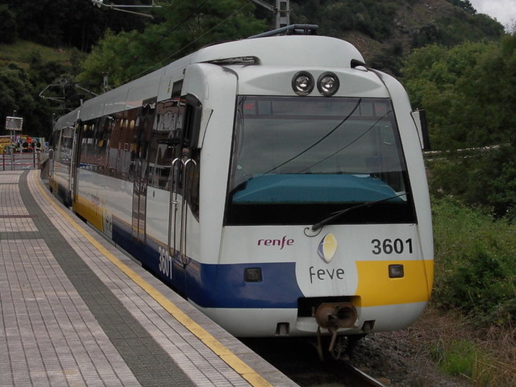 Uno de los trenes que da servicio a diferentes localidades de Enkarterriak.