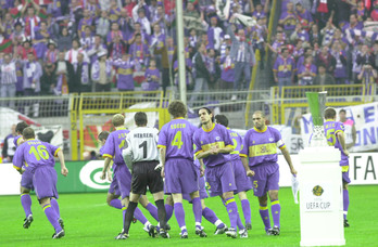 Imagen del once titular de la final de UEFA entre Alavés y Liverpool de 2001. (Andoini CANELLADA/FOKU)