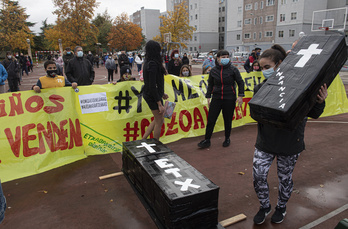 Imagen de archivo de una protesta en Etxabakoitz para denunciar la eliminación de los programas de prevención comunitaria en el barrio. (Jagoba MANTEROLA/FOKU