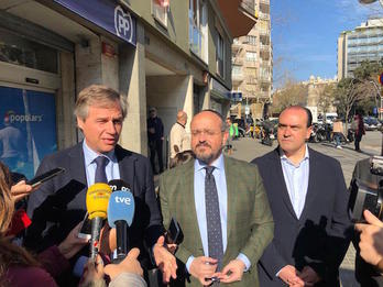 Daniel Serrano, a la derecha, junto Antonio González y Alejandro Fernández. (PP)