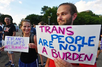 Protesta en Washington en julio de 2017 por la decisión adoptada por Trump de marginar a los transgéneros. (Paul J. RICHARDS/AFP)