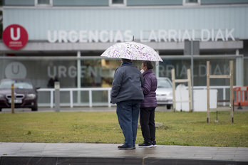 Exterior de la zona de urgencias de un centro hospitalario navarro. (Iñigo URIZ / FOKU)