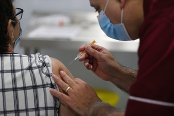 Una paciente recibe la vacuna de AstraZeneca en Blackpool, Reino Unido. (Peter BYRNE/AFP)