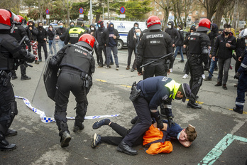 La Ertzaintza retiene en el suelo a una de las dos personas detenidas. (Jaizki FONTANEDA/FOKU)