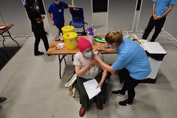 Una anciana recibe la vacuna de AstraZeneca en Brighton. (Ben STANSALL/AFP)