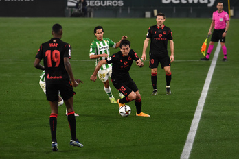 Mikel Oyarzabal, autor del primer gol, se intenta marchar de rivales del Betis. (AGENCIA LOF)