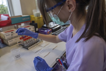 Una profesional sanitaria trabaja en un laboratorio con pruebas del covid. (Andoni CANELLADA/FOKU)