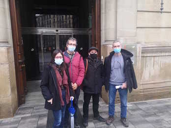 Libertad Francés (Salhaketa Nafarroa), Gorka García (Etxerat), Mikel Mundiñano (Sare) y Antxon Ramírez de Alda (Altsasu Gurasoak), en el exterior del Parlamento navarro. (SOS PRESOAK COVID-19)