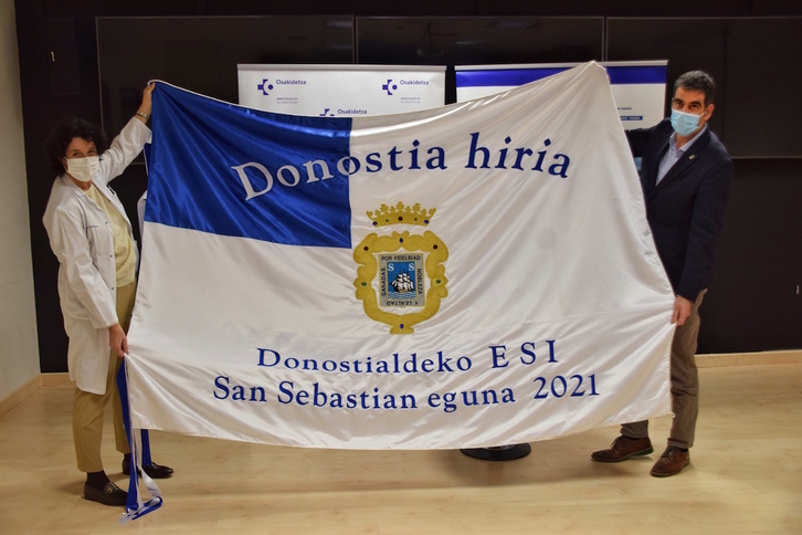 Eneko Goia entrega a Itziar Pérez la bandera de la ciudad. (DONOSTIAKO UDALA)