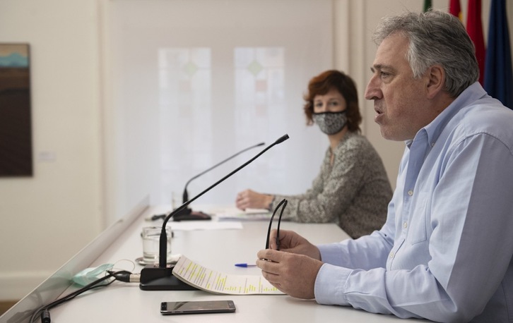 Joseba Asiron y Eva Aranguren han presentado el plan anticrisis post-covid de EH Bildu para Iruñea. (Jagoba MANTEROLA/FOKU)