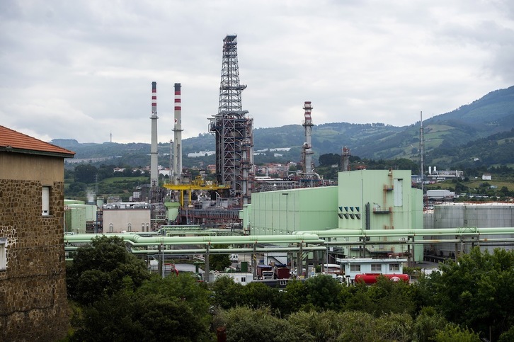 Los ecologistas llevan décadas denunciando que Petronor no cuenta con todos los permisos para su instalación. (Luis JAUREGIALTZO/FOKU)