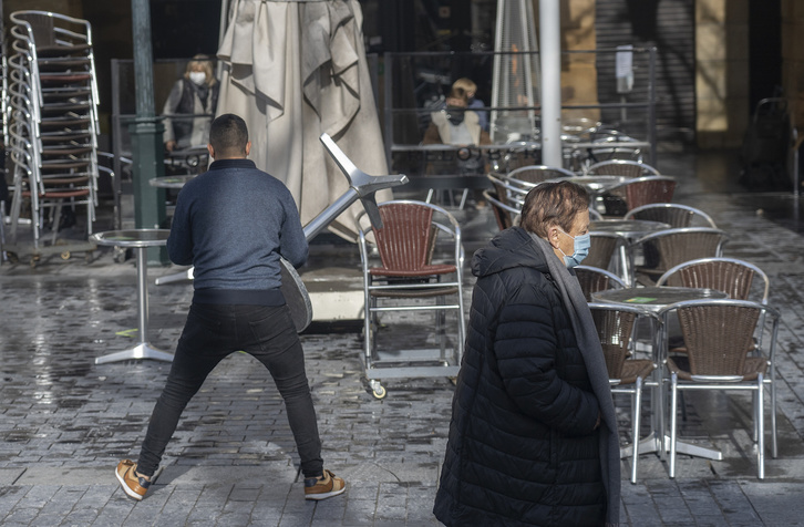 Recogiendo terrazas en el Boulevard donostiarra, en una imagen de archivo. (Andoni CANELLADA | FOKU)