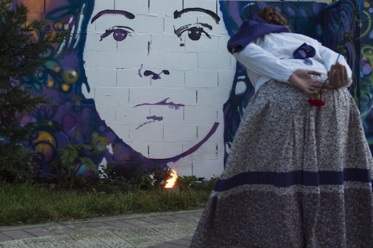 Una dantzari ante el mural que recuerda a Yolanda González en Deustuibarra. (Monika DEL VALLE/FOKU)