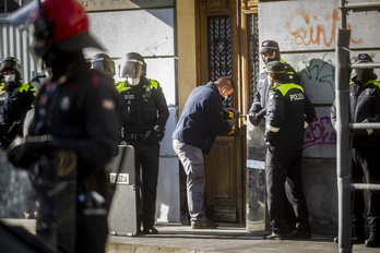 Desalojo de un edificio en la calle Los Herrán de Gasteiz, el pasado martes. (Jaizki FONTANEDA/FOKU)