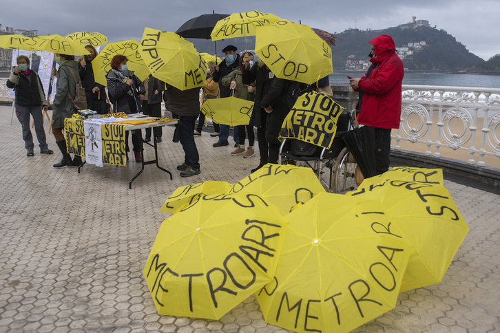 Satorralaiako kideek Kontxako hondartzan egin duten agerraldia. (Juan Carlos RUIZ/FOKU)