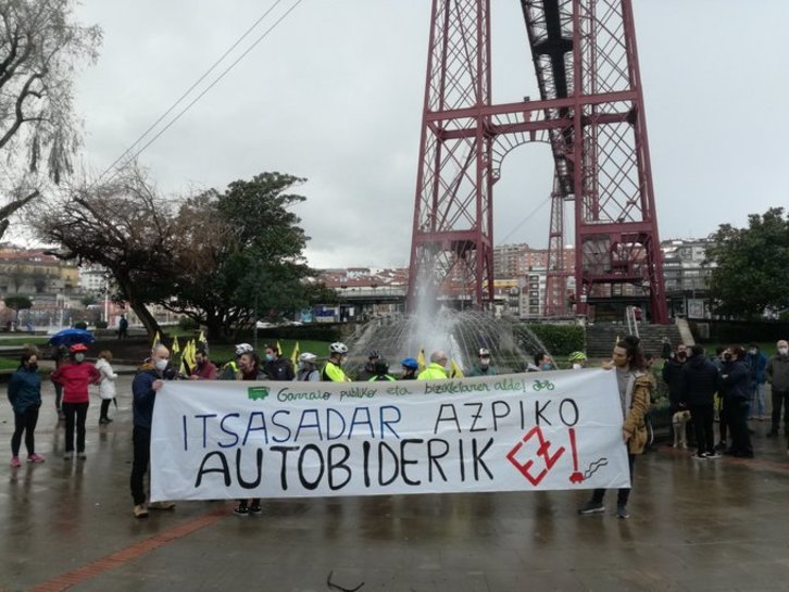 Concentración que ha tenido lugar este mediodía en Areeta, en Getxo.