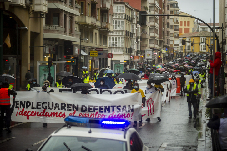 Tras taxistas y transportistas varios comités de empresa han encabezado la marcha. (Jaizki FONTANEDA/FOKU)