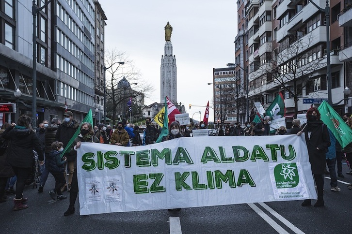 Manifestación de U30 Aldaketaldia ante la sede de Lakua en Bilbo. (Aritz LOIOLA/FOKU)