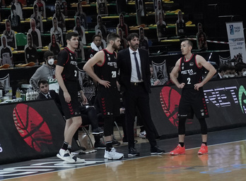 El técnico de Bilbao Basket, Álex Mumbrú, charla en un partido anterior con sus jugadores. (Marisol RAMÍREZ/FOKU)