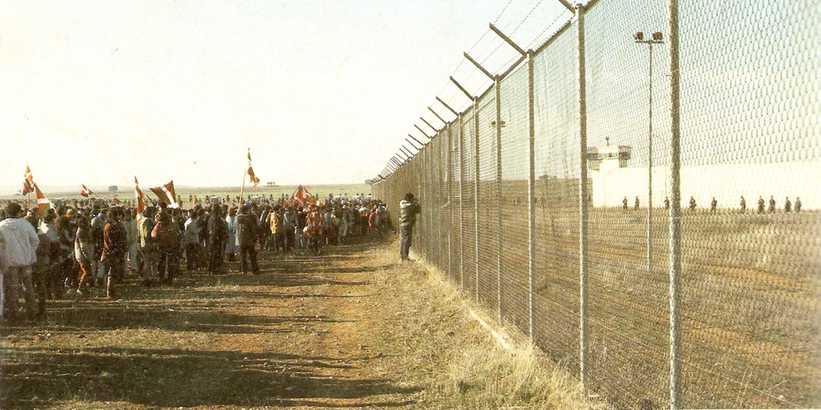 Herreran euskal presoei elkartasuna adierazten, hesiaren bestaldetik. (Euskal Memoria Fondoa)