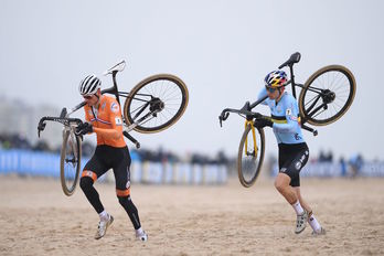 Van der Poel y Van Aert han protagonizado un nuevo duelo en un circuito espectacular con el paso por la playa. (David STOCKMAN/AFP)